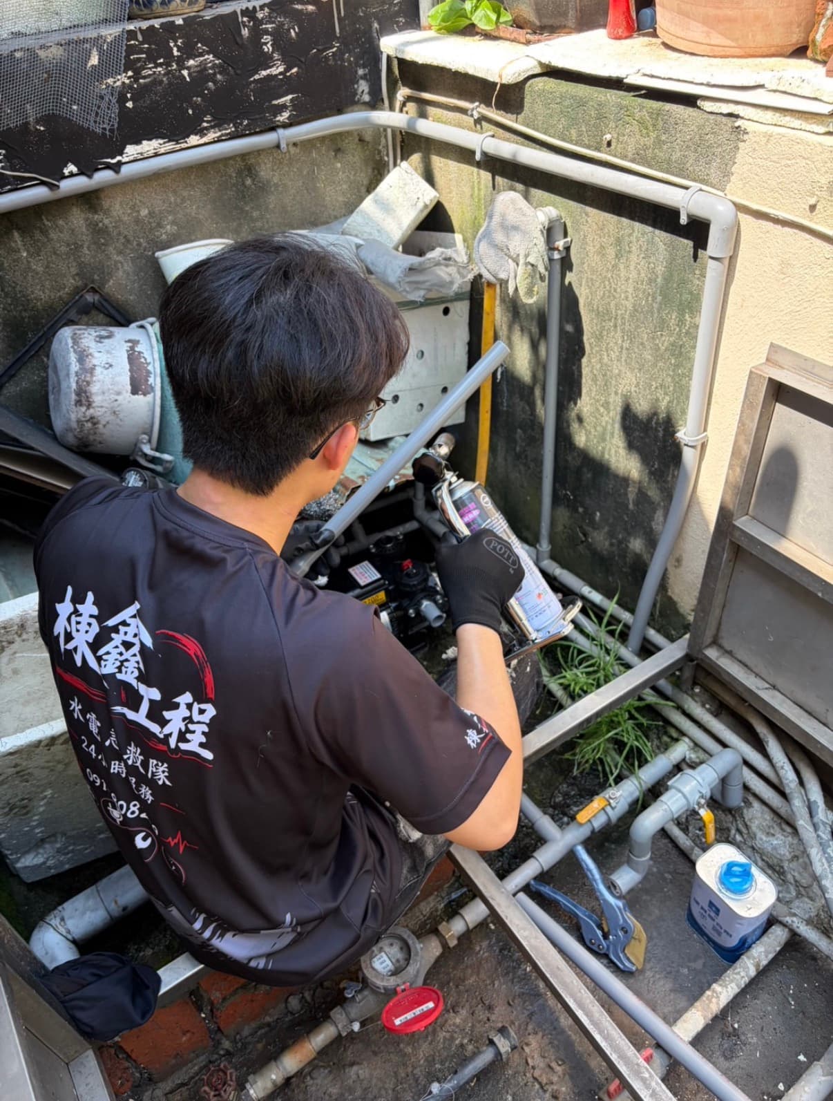 棟鑫工程行師傅進行現場管路配接作業